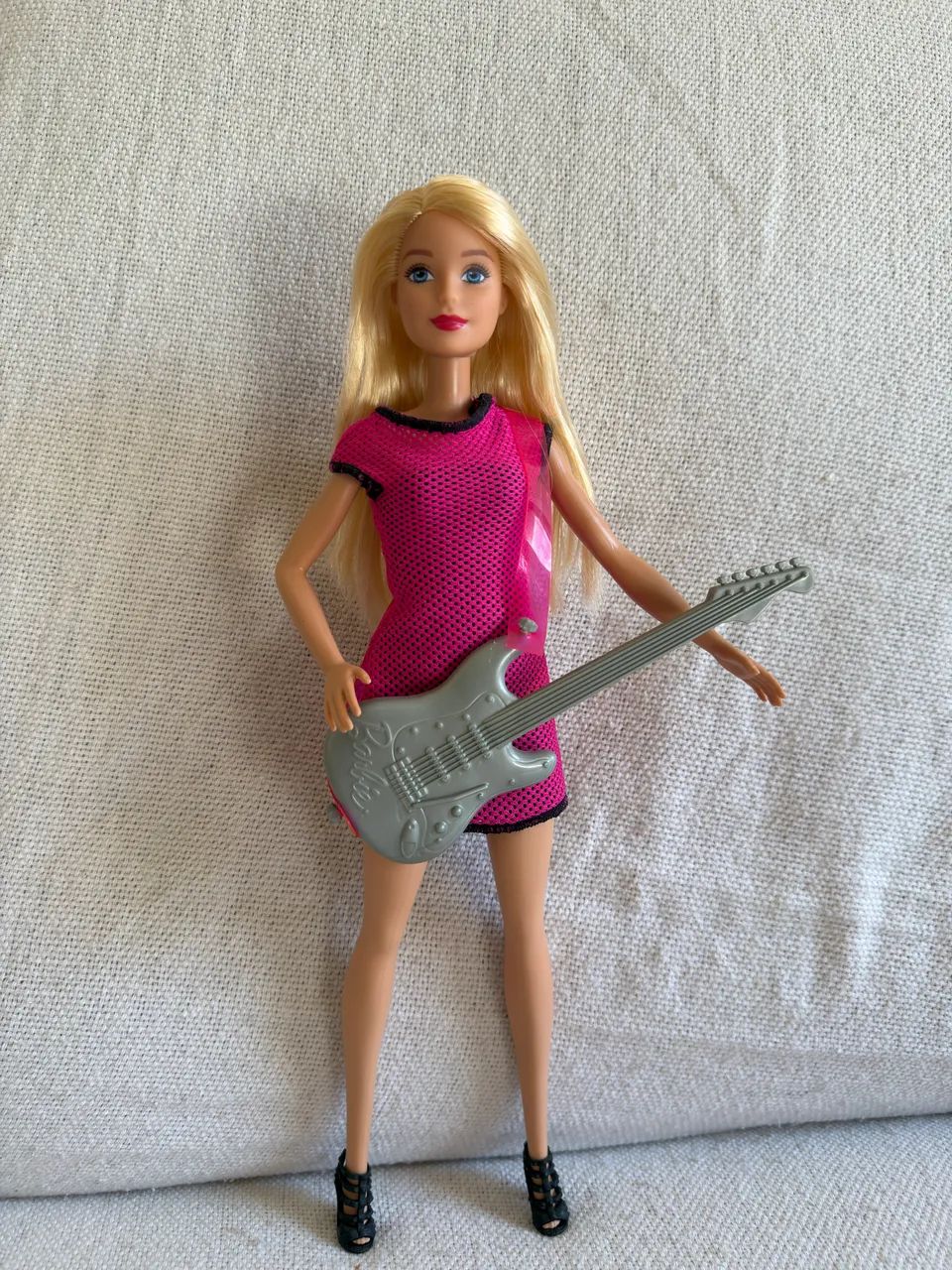 Boneca Barbie com guitarra 