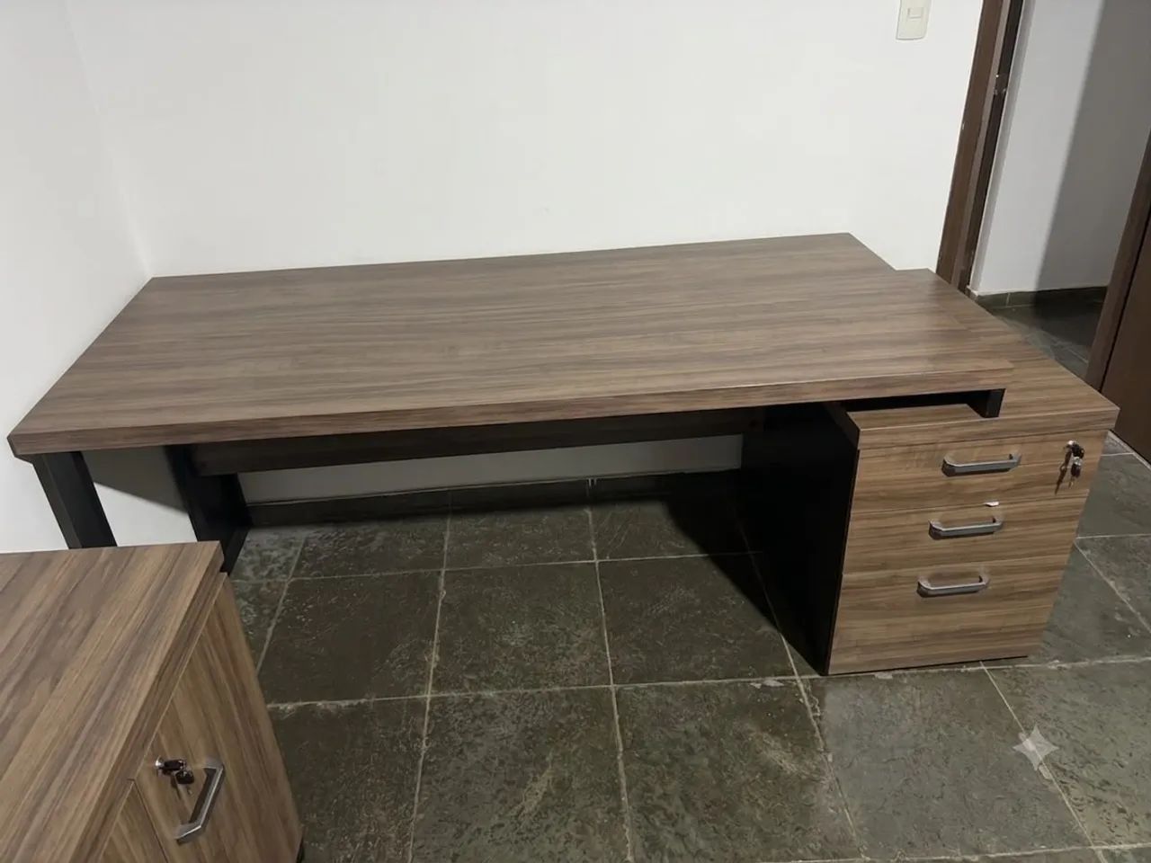 MESA PARA ESCRITÓRIO COM GAVETEIRO 