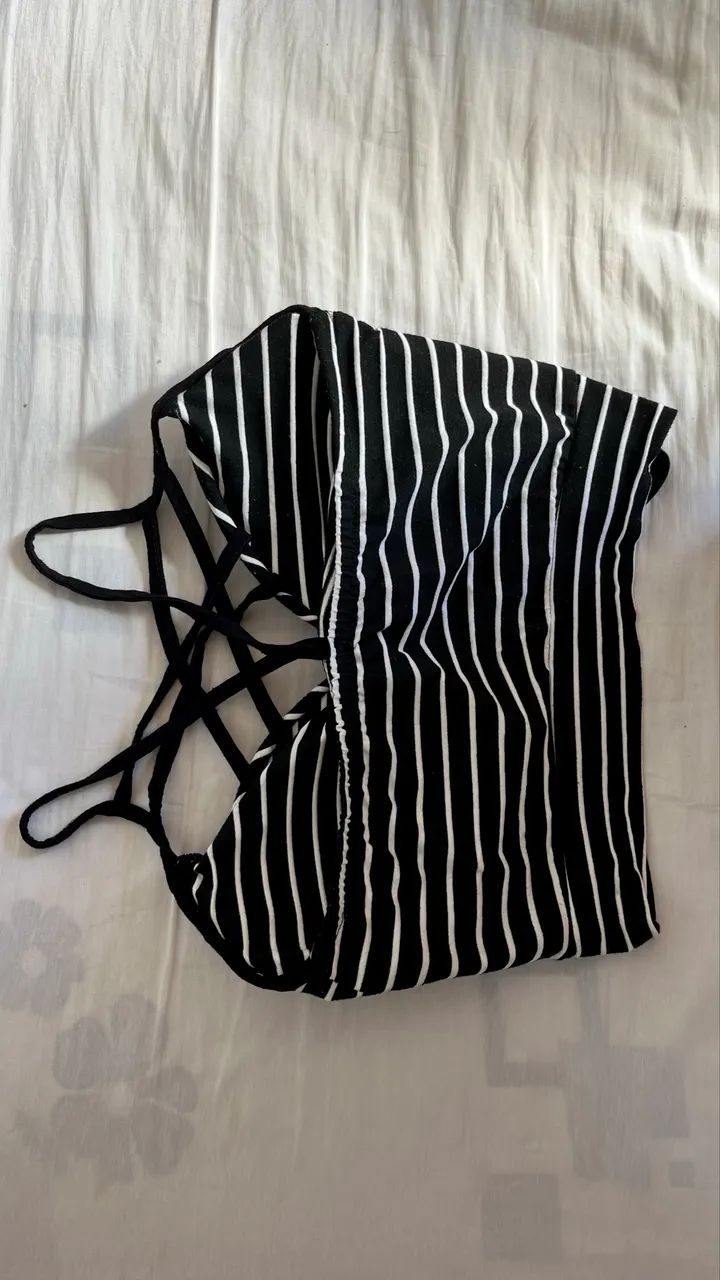 Top Cropped Preto e Branco Listrado - Foto 2