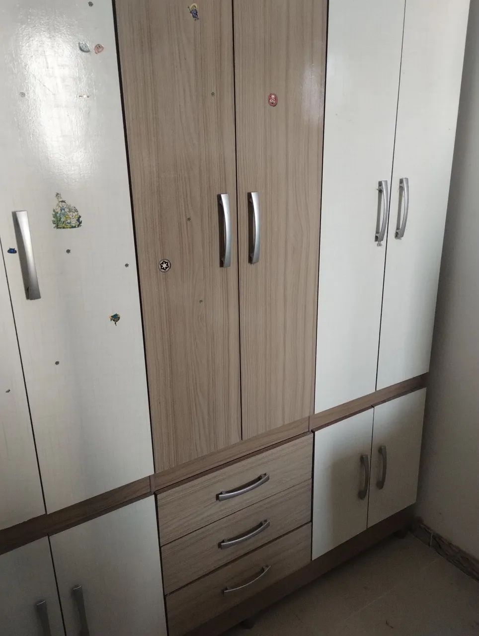 Vendo um guarda roupa casal 