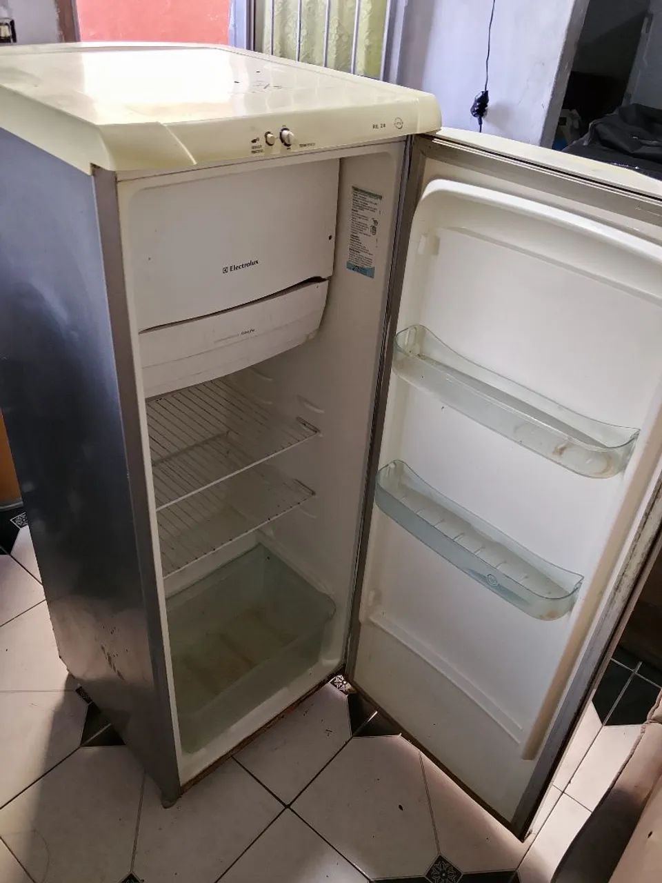 Geladeira  Electrolux  RE28 funcionando perfeitamente -  Envelopada Cinza! ? - Foto 3