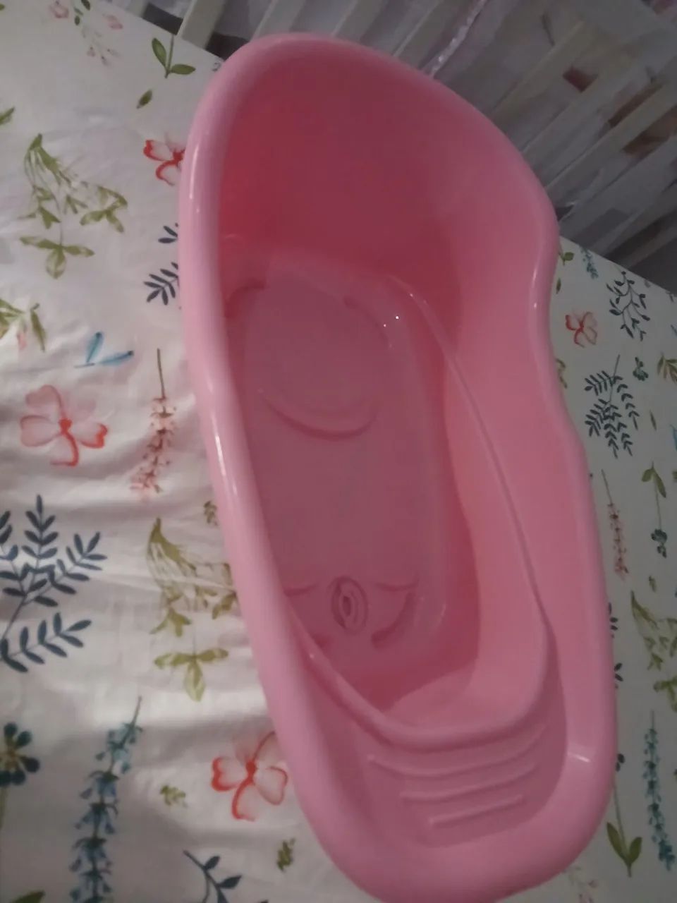 Banheiro de bebê rosa.