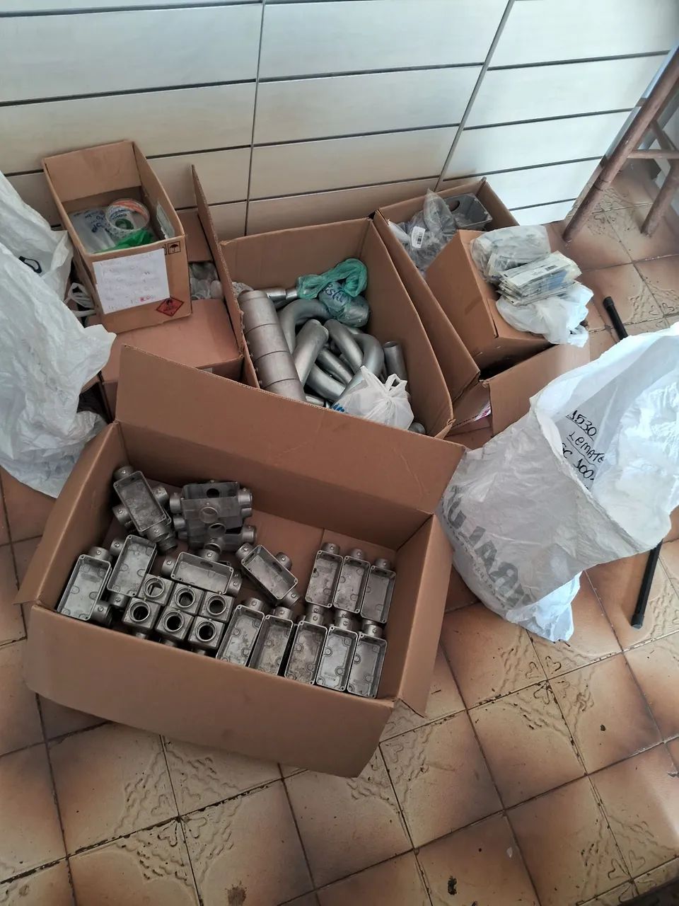 Lote materiais elétricos conduletes, tampas e conectores