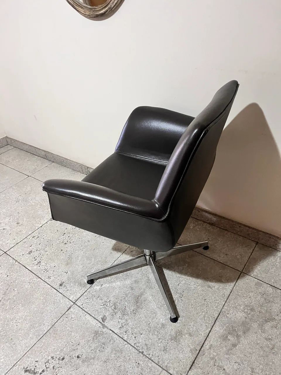 Cadeiras giratórias de couro