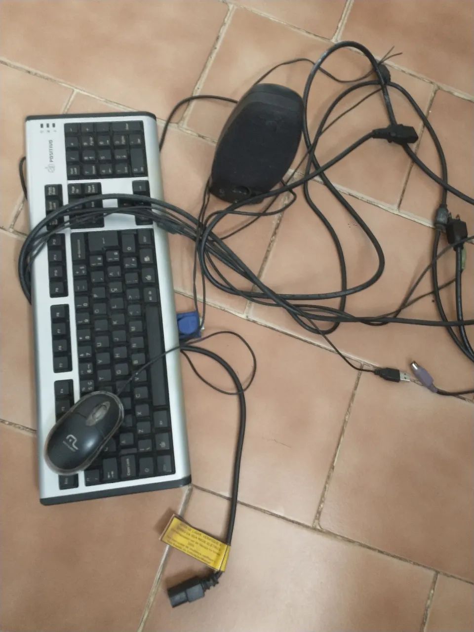 Desapego CPU com mause e teclado e um alto falante  - Foto 2