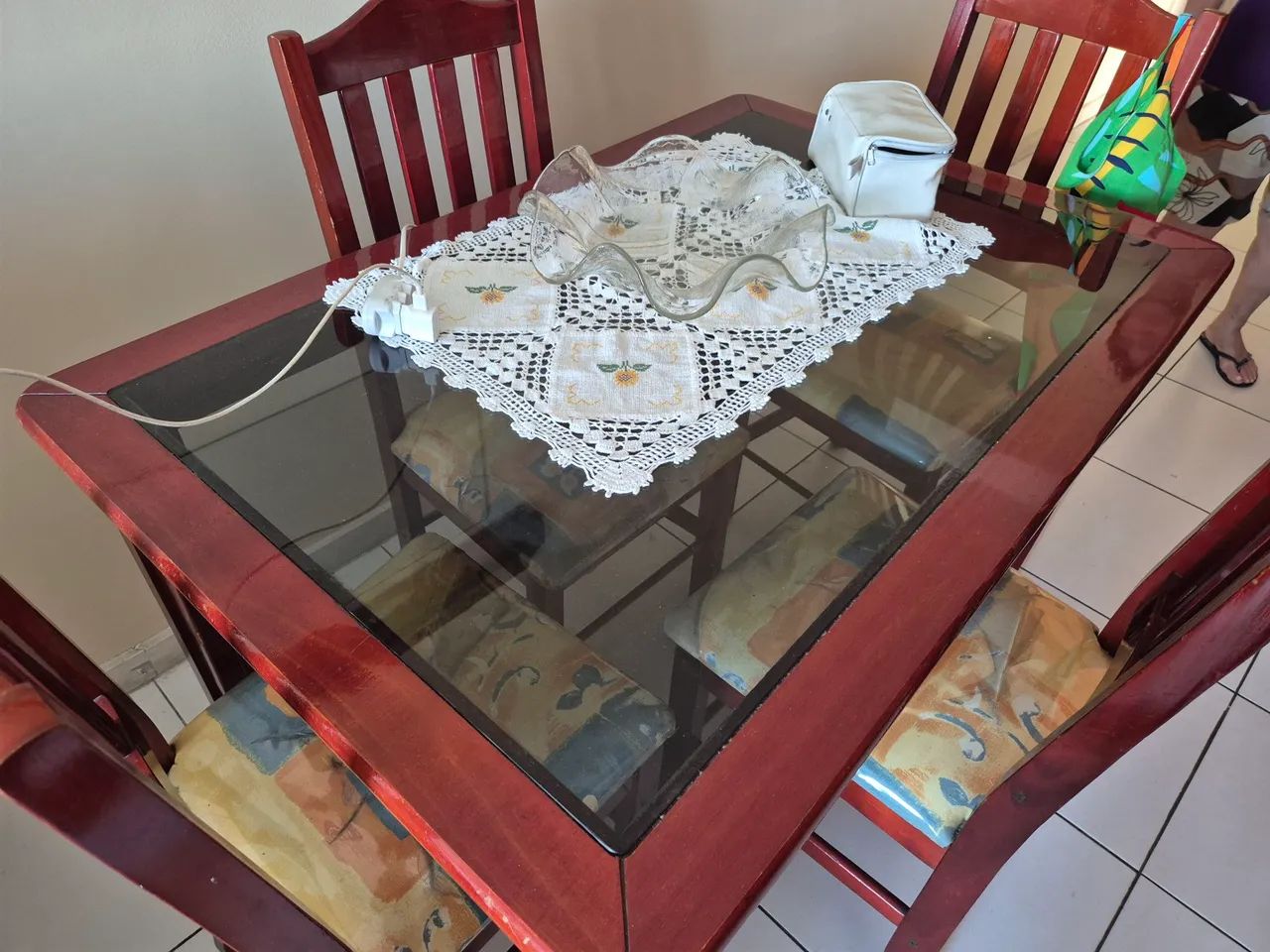 Mesa de Madeira com tampo de vidro vintage  - Foto 2