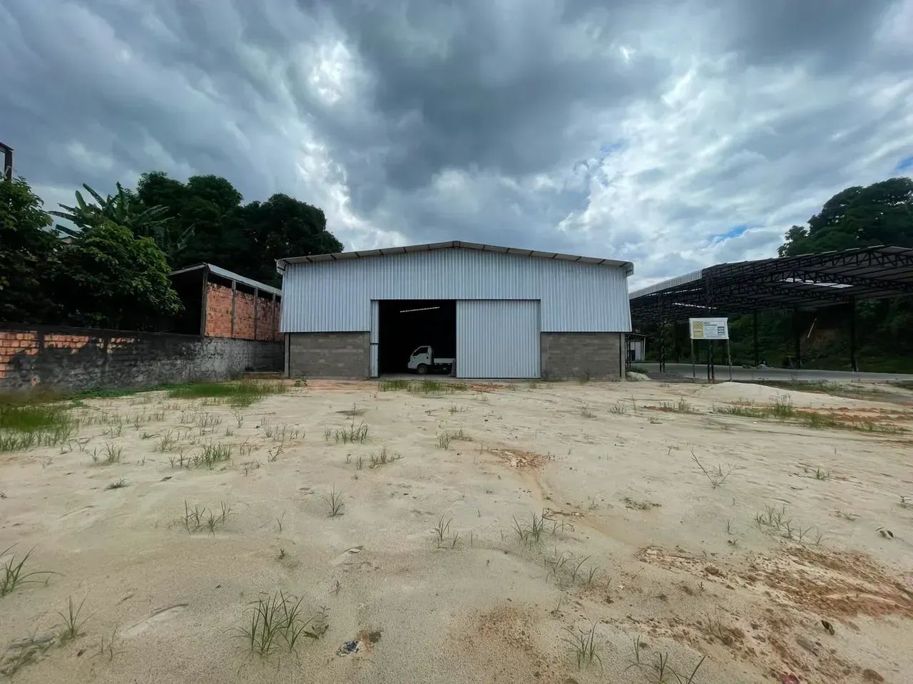ALUGO GALPÃO COM 700 M2 E PÁTIO NOVO 700 M2 - Foto 2