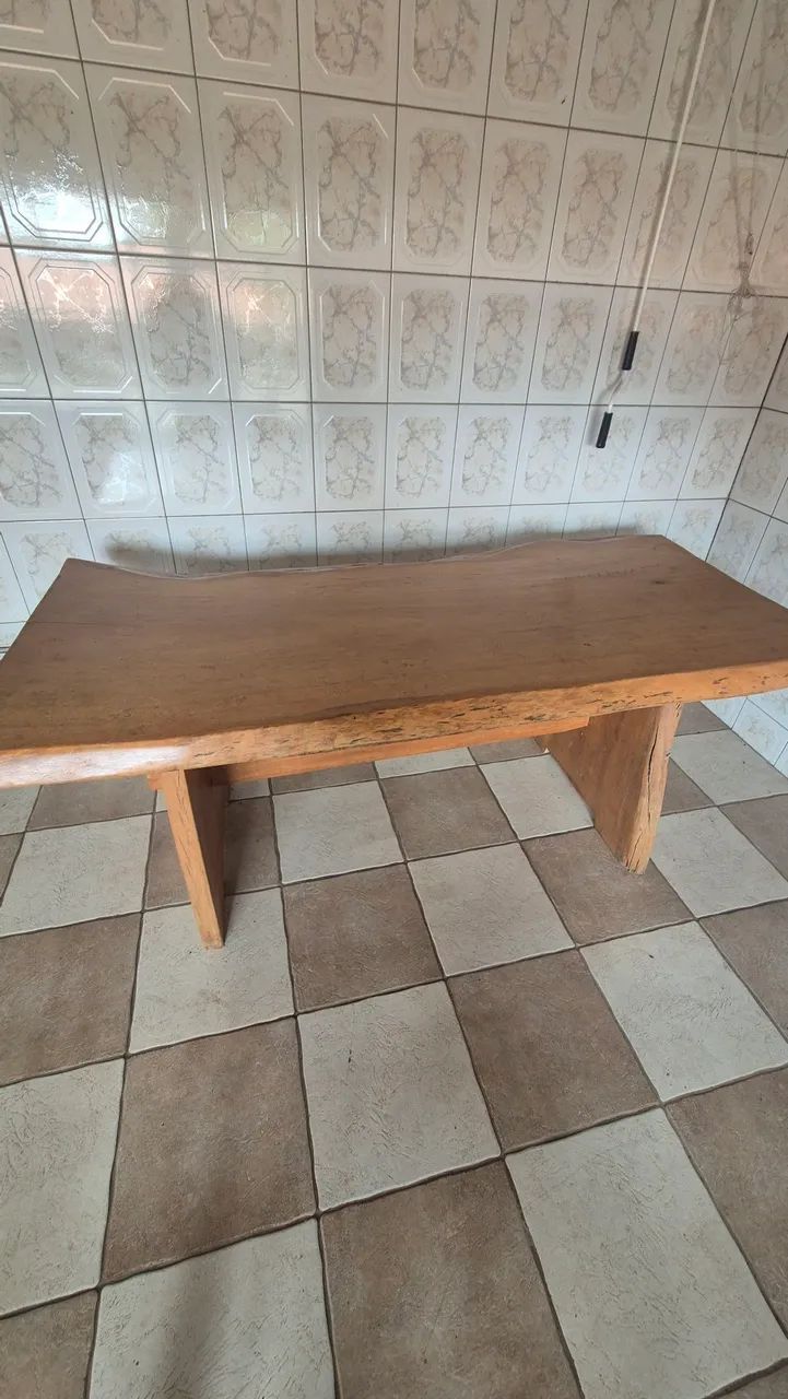 Mesa rústica, maciça com bancos