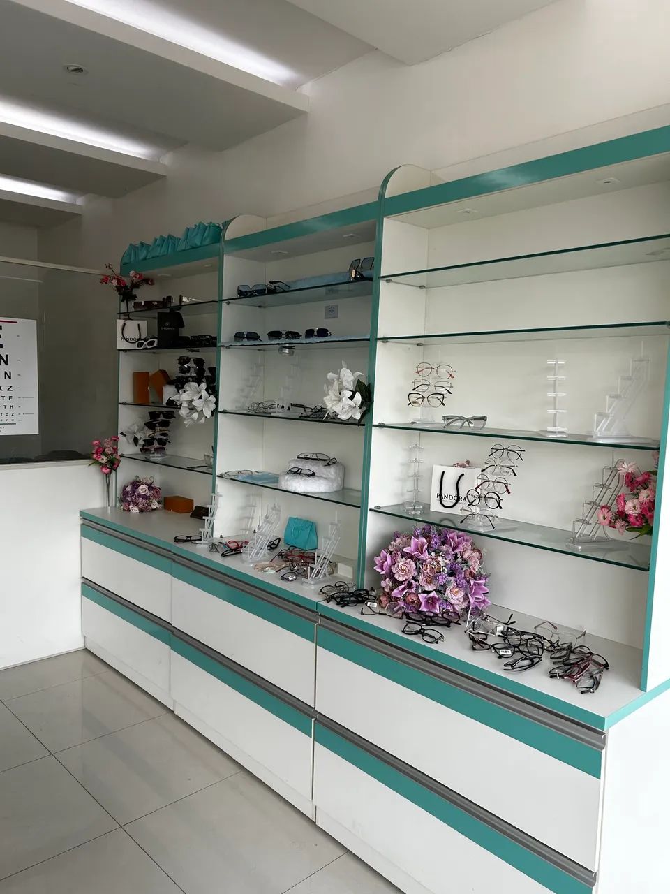 Loja imobiliada para alugar pronta para uso com 2 banheiros - Foto 4