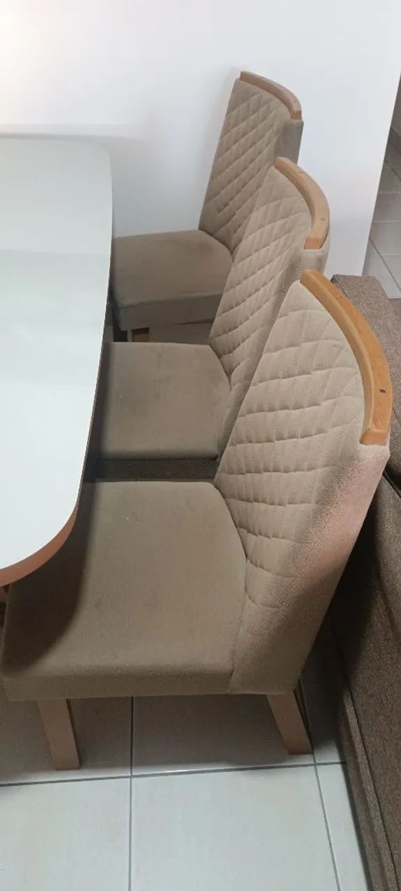 Vendo mesa com 6 cadeiras.