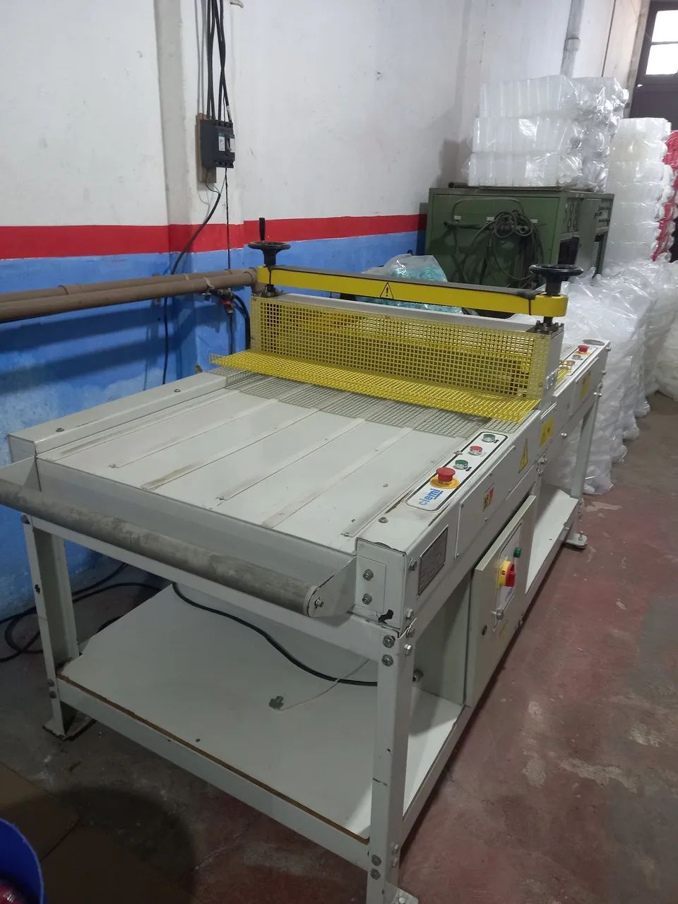 Corte e vinco automática 
