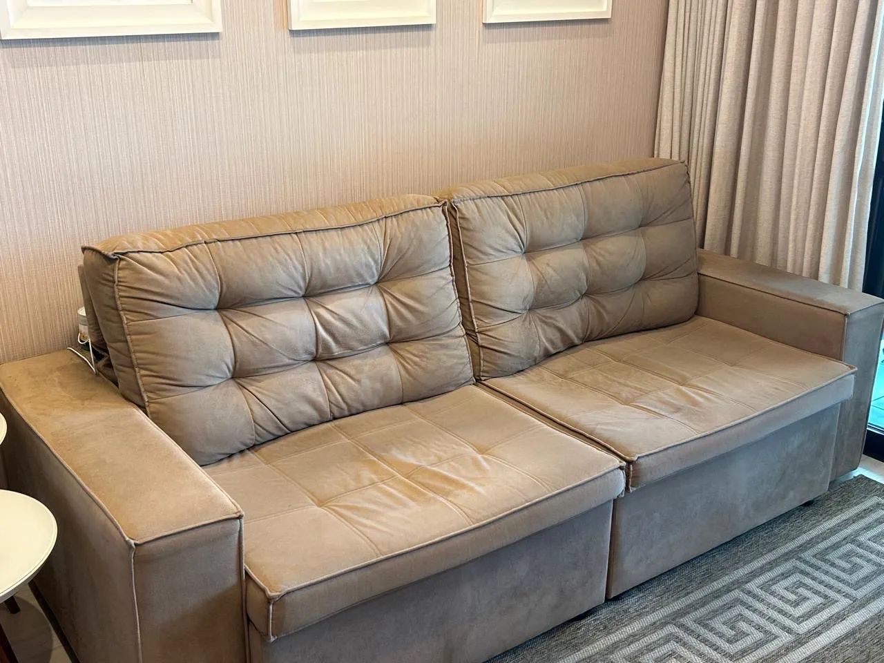 Lindo Sofá retrátil três lugares 