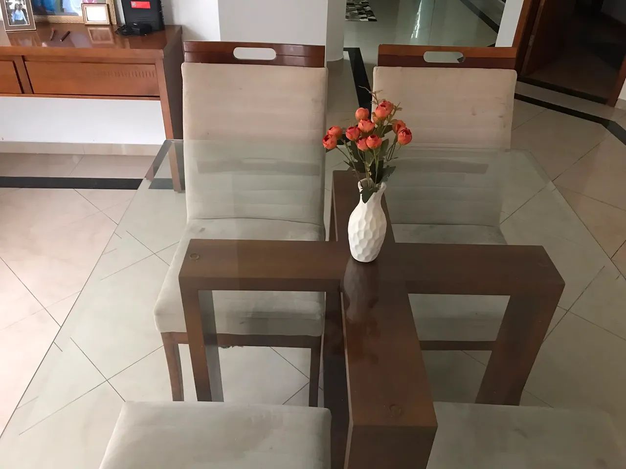 Mesa de jantar - madeira com tampo de vidro e 4 cadeiraa - Foto 2