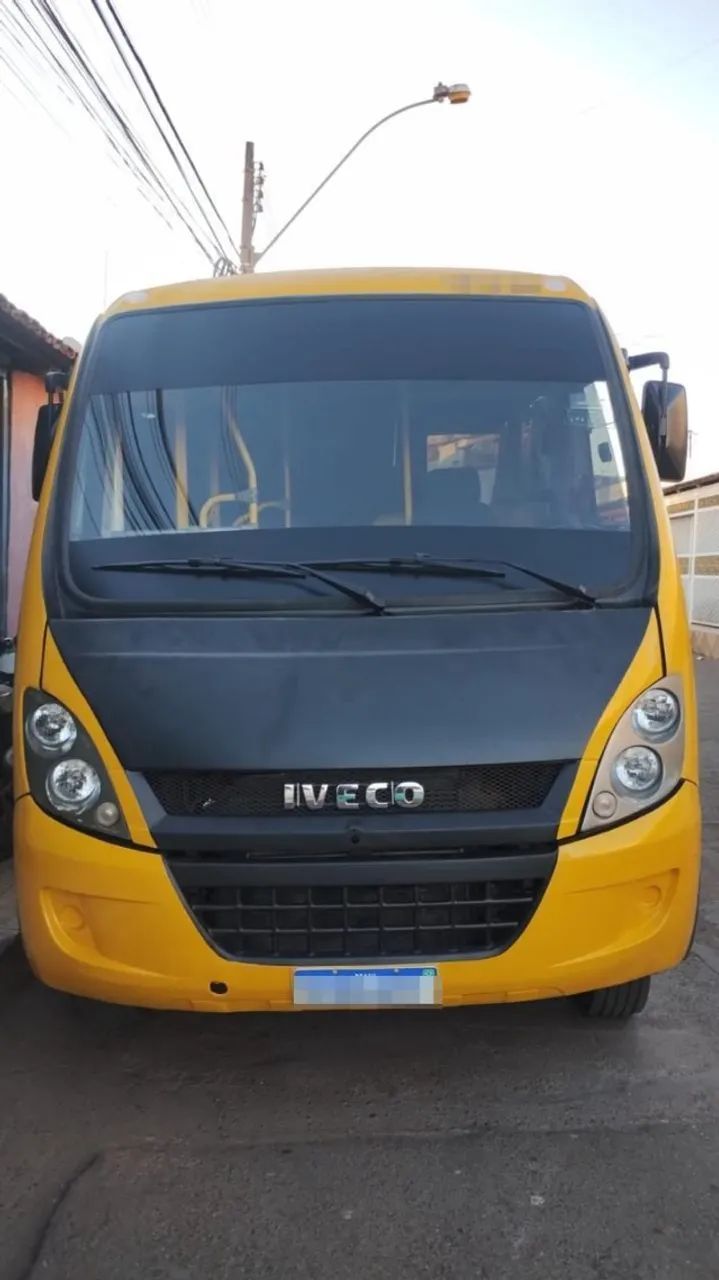  micro-ônibus Iveco, ano 2013