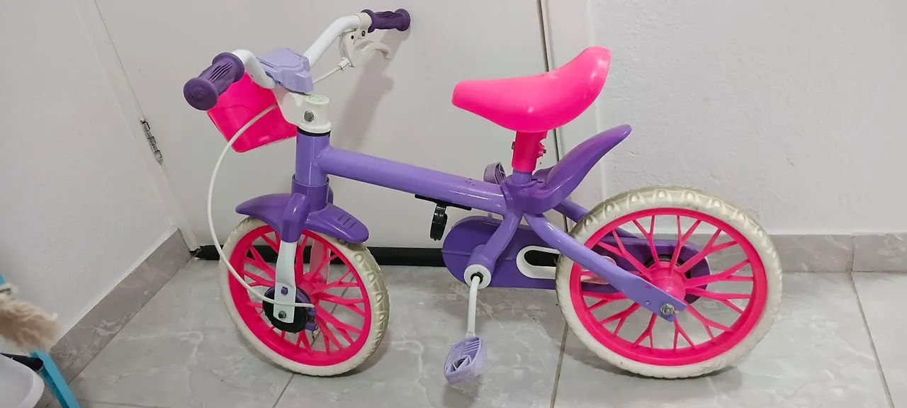 Bicicleta aro 12, sem marchas. Usada.