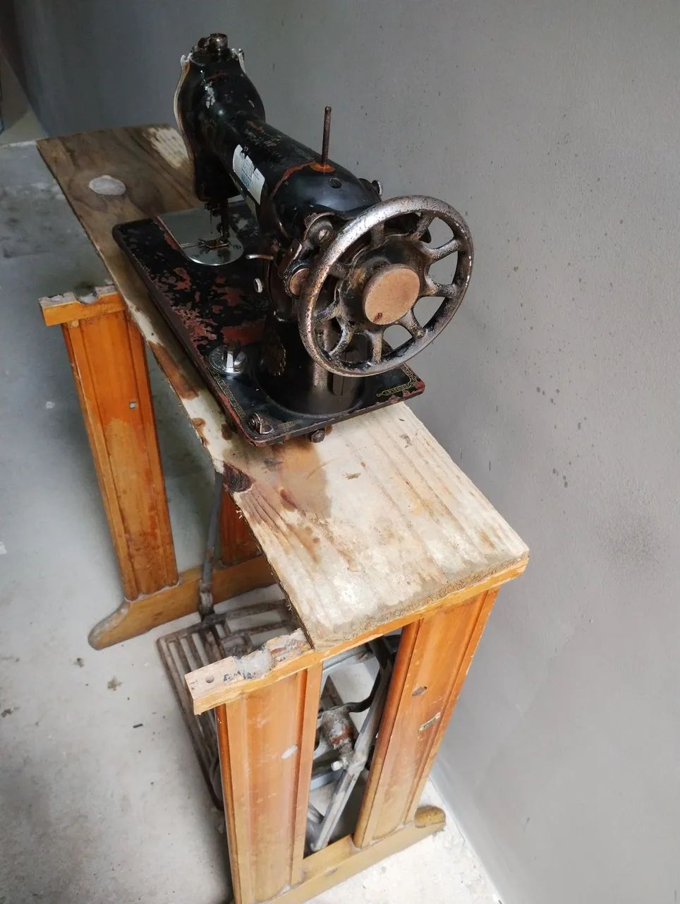 Máquina de costura antiga  - Foto 3