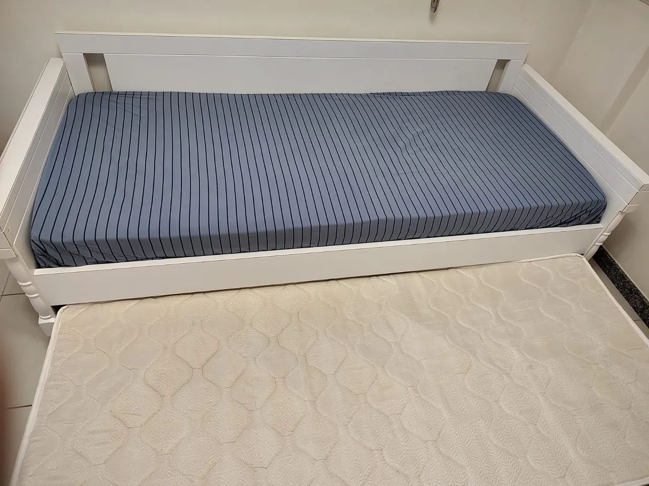 Cama sofá em madeira 