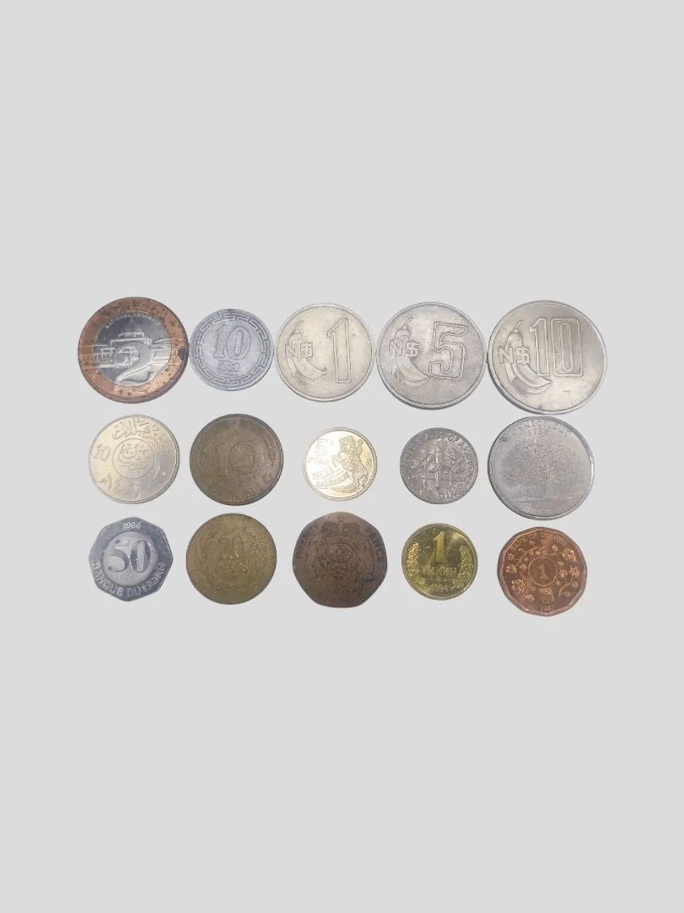 Lote de 35 moedas estrangeiras de 27 países  - Foto 2