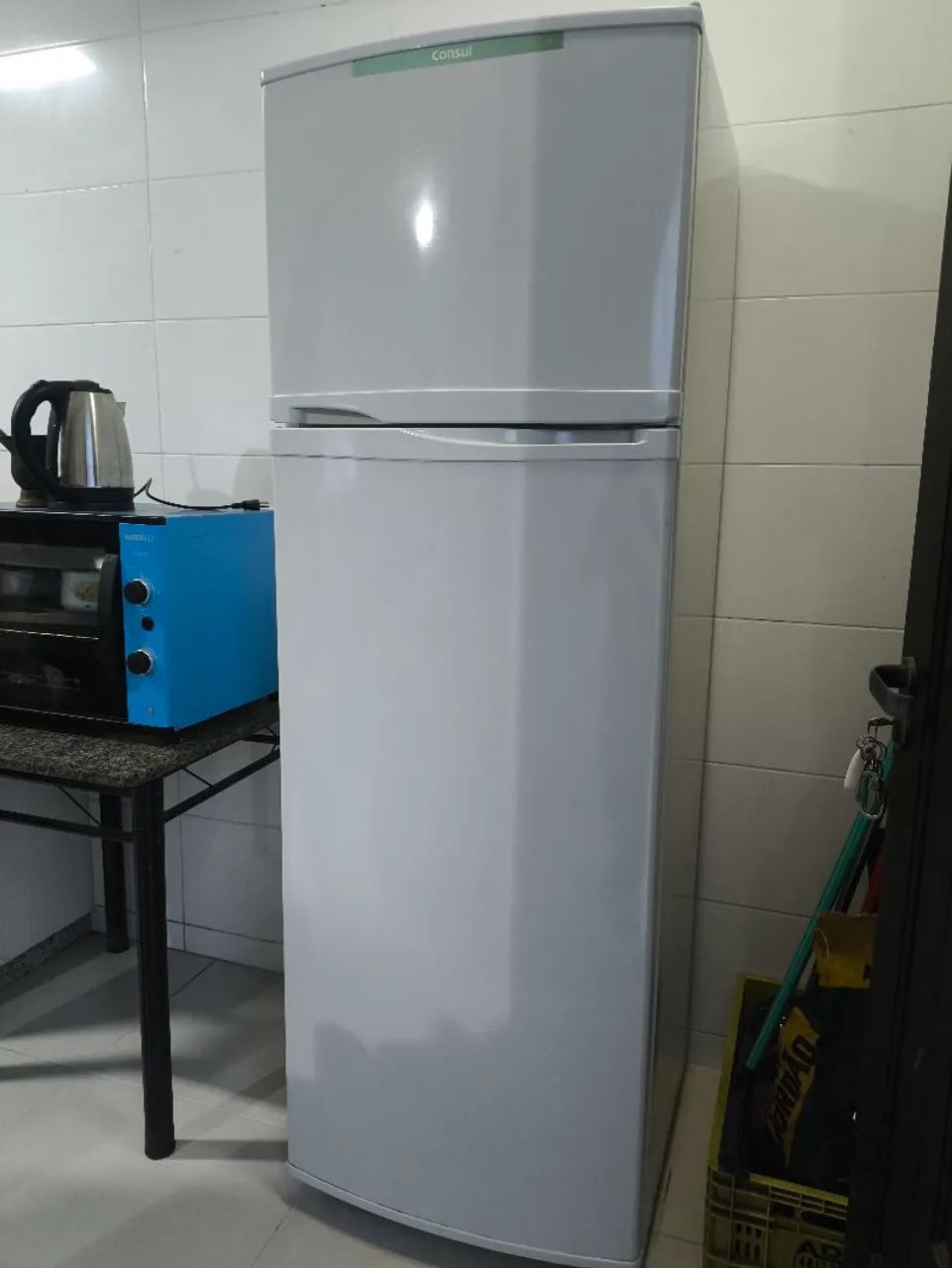 VENDO GELADEIRA CONSUL USADA FUNCIONANDO NORMALMENTE.