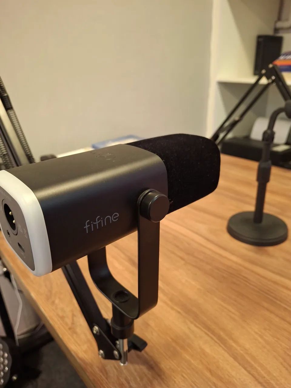 Mesa de Podcast com microfones - Foto 3