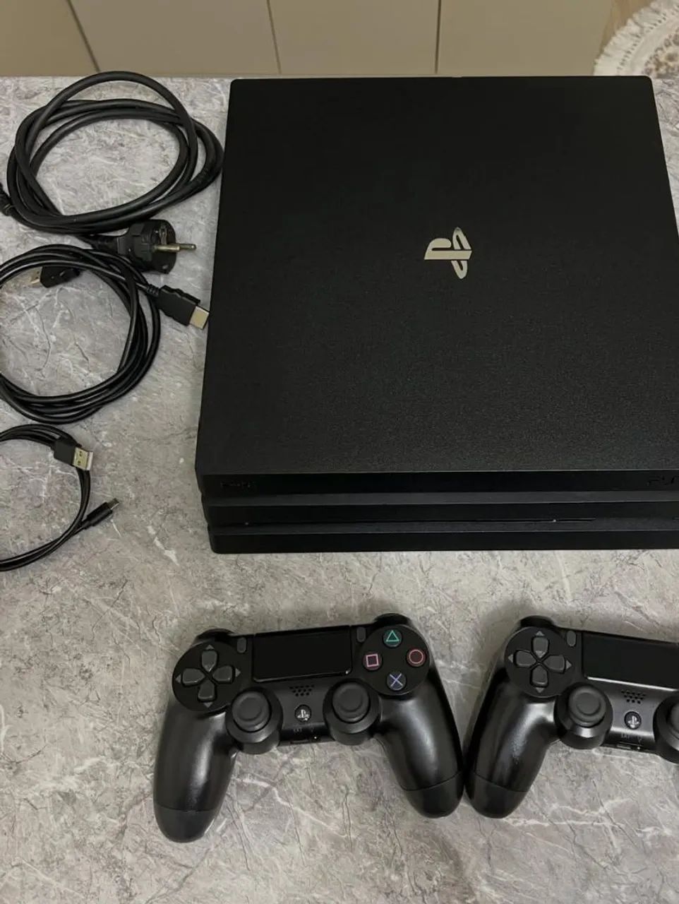 PS4 pro 1 TB com 2 controles 