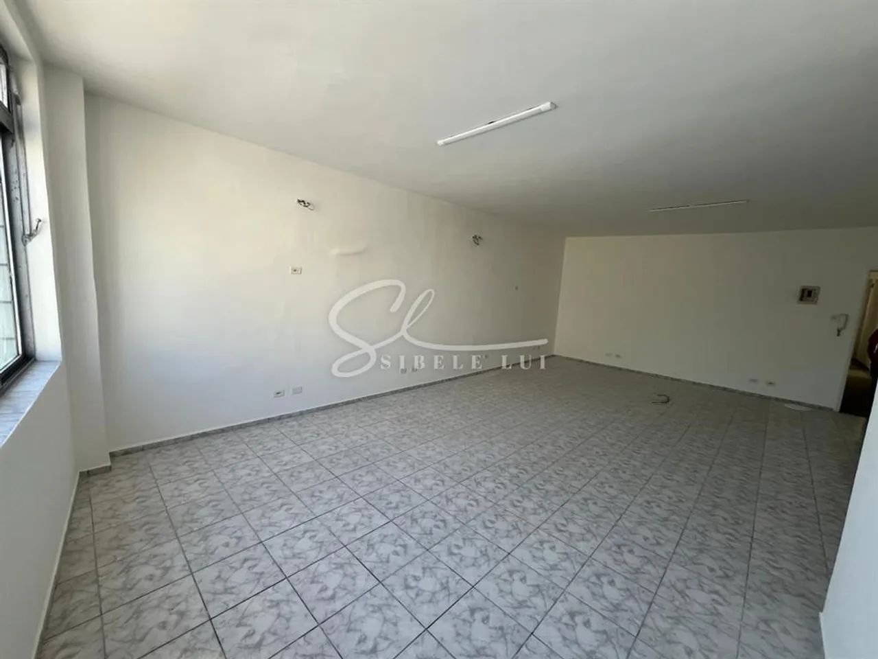 ALUGA-SE COMERCIAL NO EDIFICÍO JOSÉ - SANTOS/SP