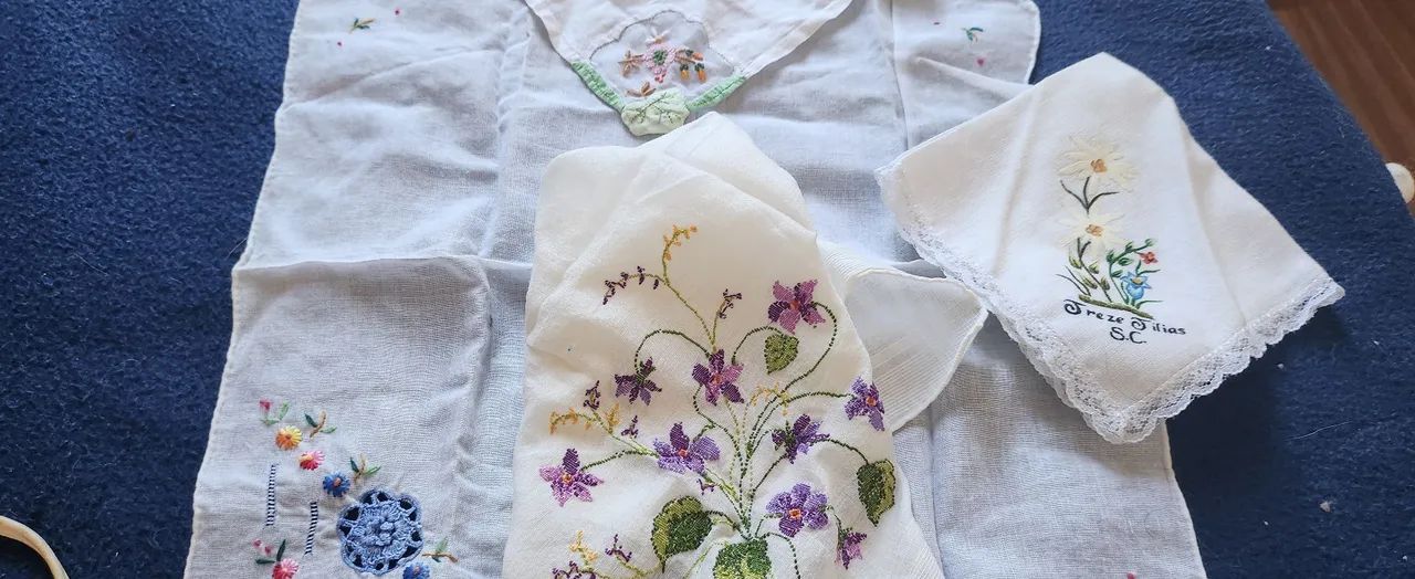 antigos lencinhos bordados à mão linho - Foto 4