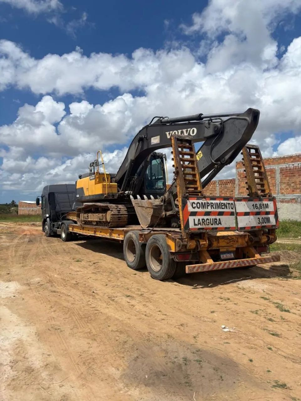 Locação de carreta prancha para transporte de máquinas pesadas  - Foto 3