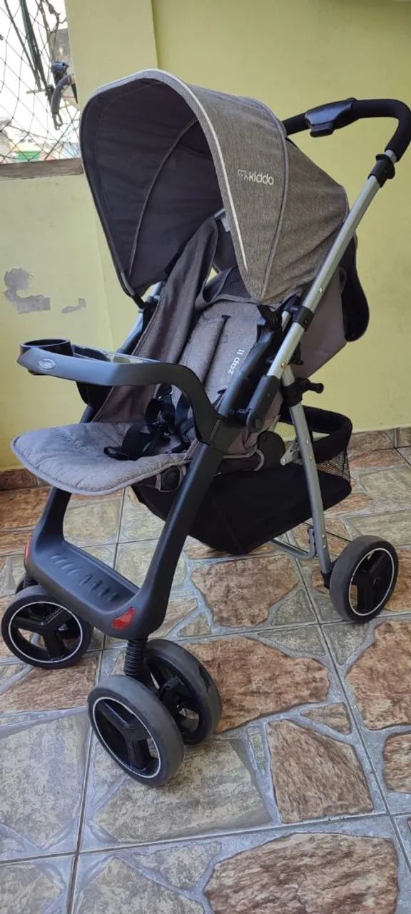 Carrinho de bebê semi-novo 