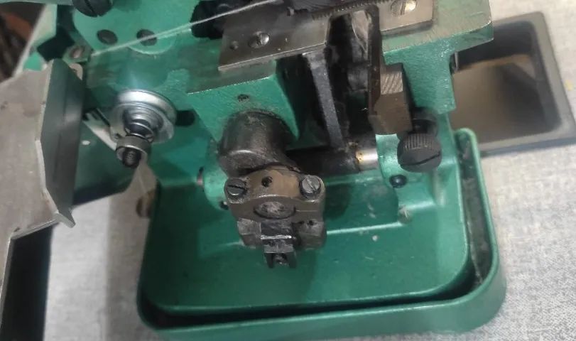 Overlock chinesinha usada com mesa  - Foto 3