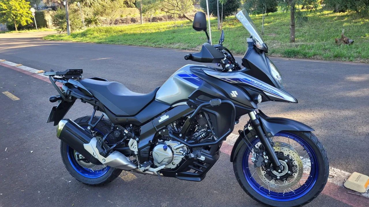 Vstrom 650 2023 cinza, em ótimo estado.