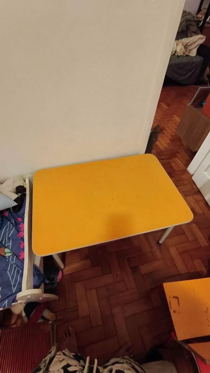 Mesinha infantil com 3 cadeiras