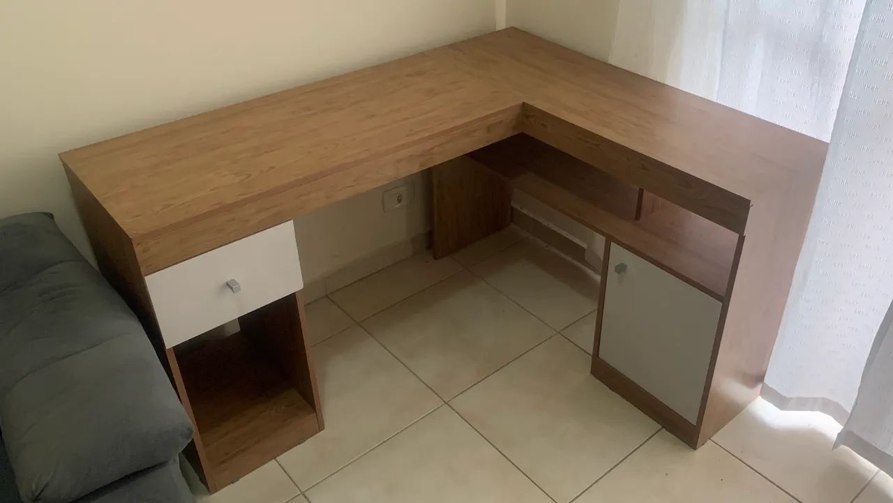 Mesa home office de canto