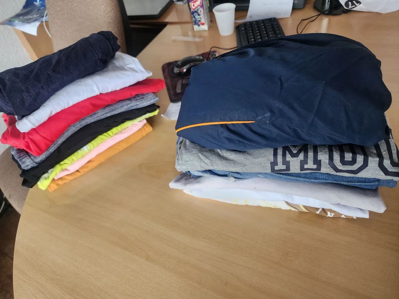 Lote com 16 camisetas