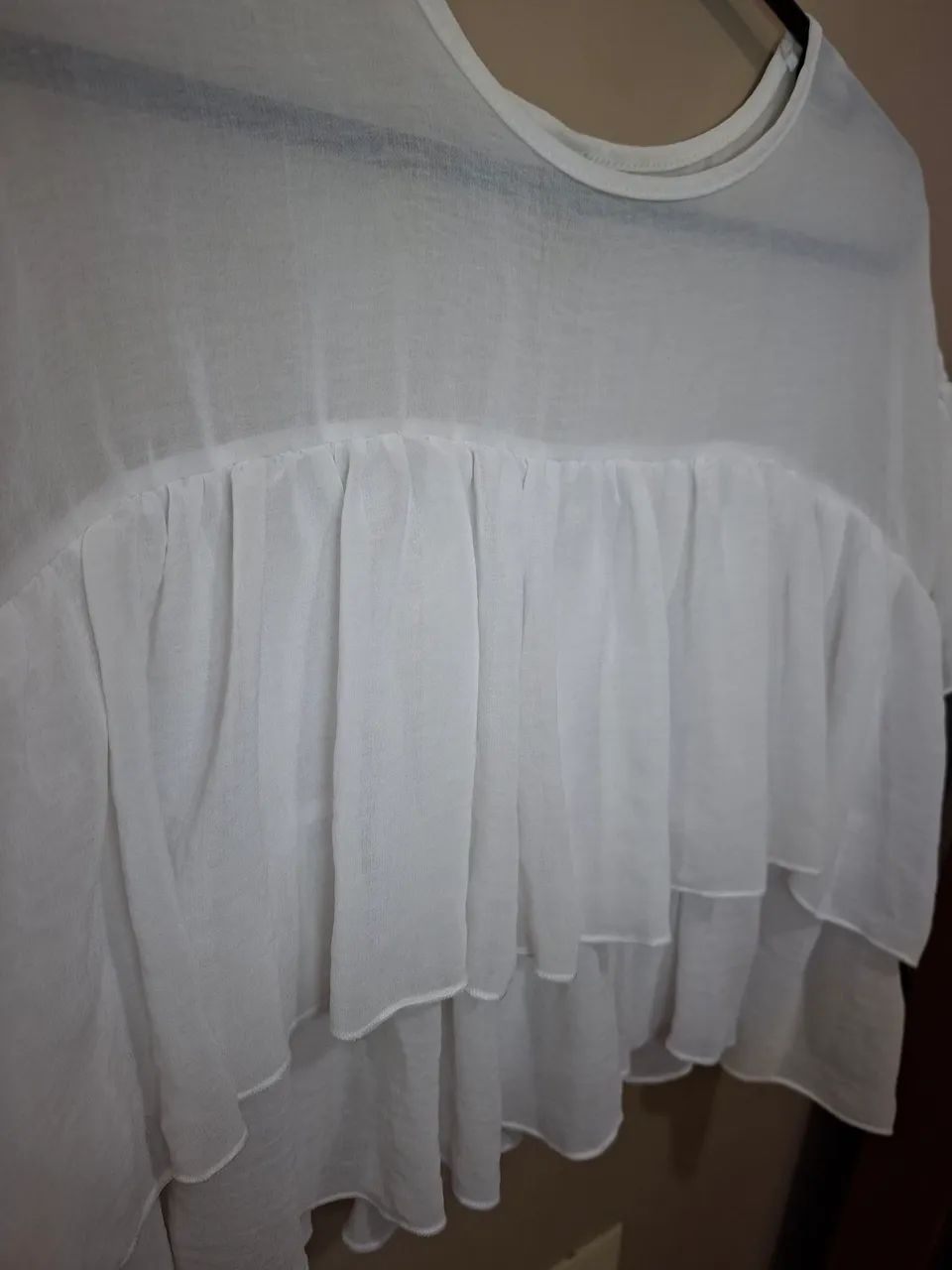 Blusa cropped tipo bata branca com babados - Foto 3
