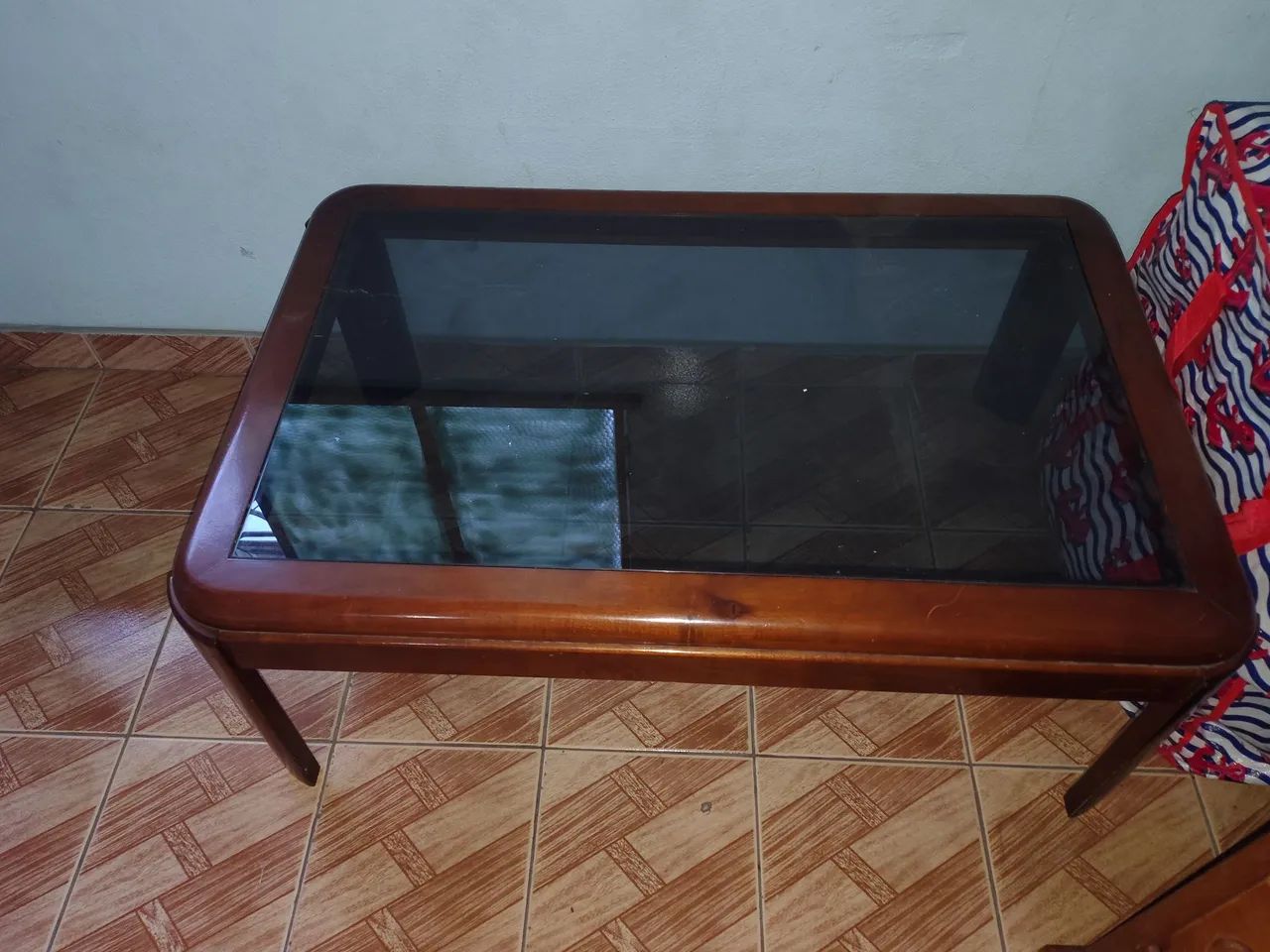 Mesa de Centro em Madeira Maciça com Tampo de Vidro Fumê - Foto 3
