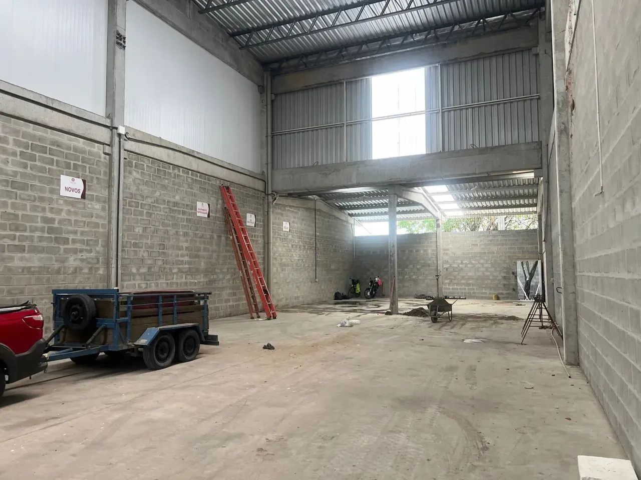ALUGA-SE GALPÃO COMERCIAL  400 m²  Av. Menino Marcelo (via principal)