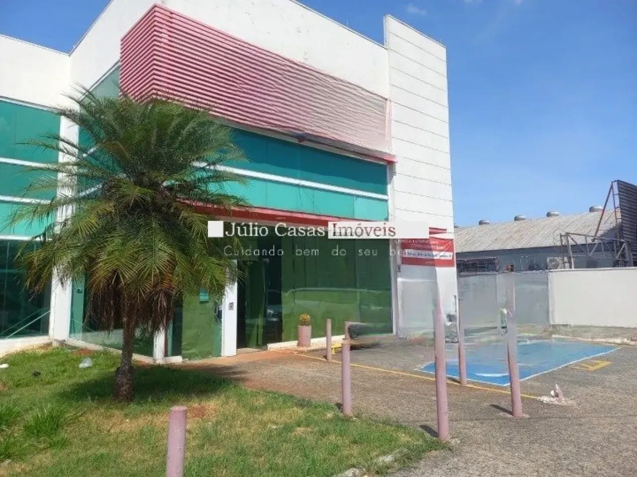 Salão Comercial para alugar com 677m² de área construída, 30 vagas de estacionamento e ent
