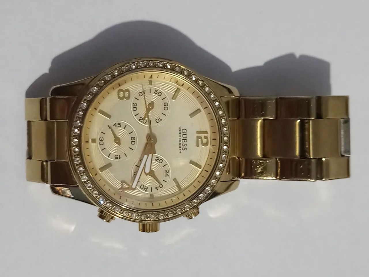 Relógio Guess feminino waterpro dourado com cristais original.