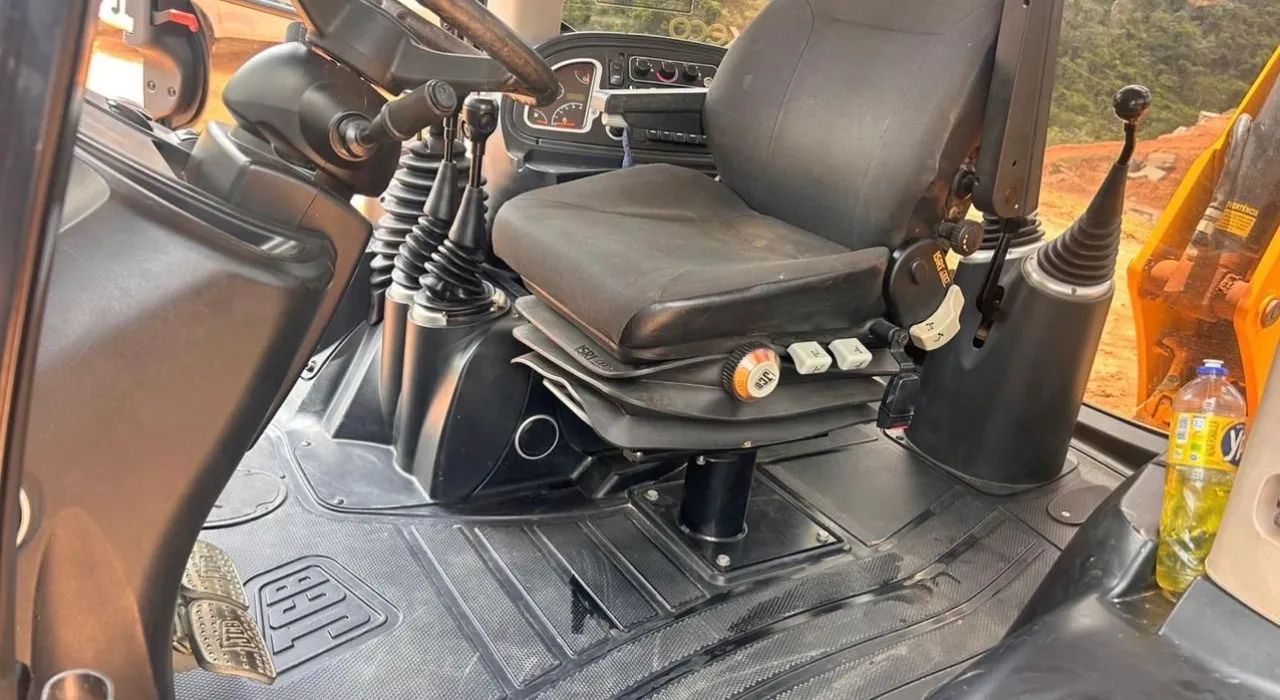 Retroescavadeira JCB 4CX ano 2022, 4x4, com 1.700 horas, ar condicionado, em MG - Foto 4