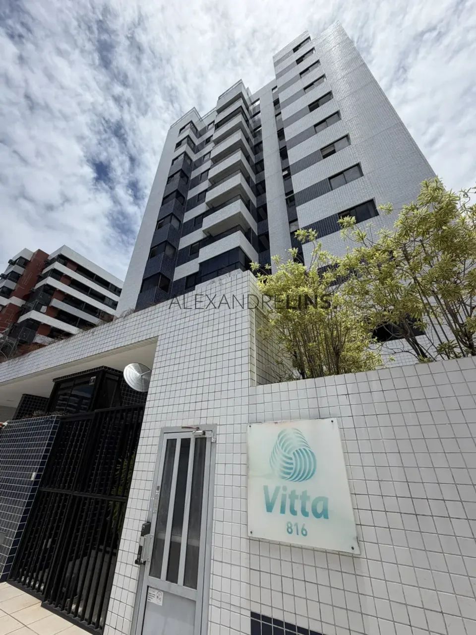 Apartamento com 3 quartos, nascente, 2 vagas e semi mobiliado na Ponta Verde