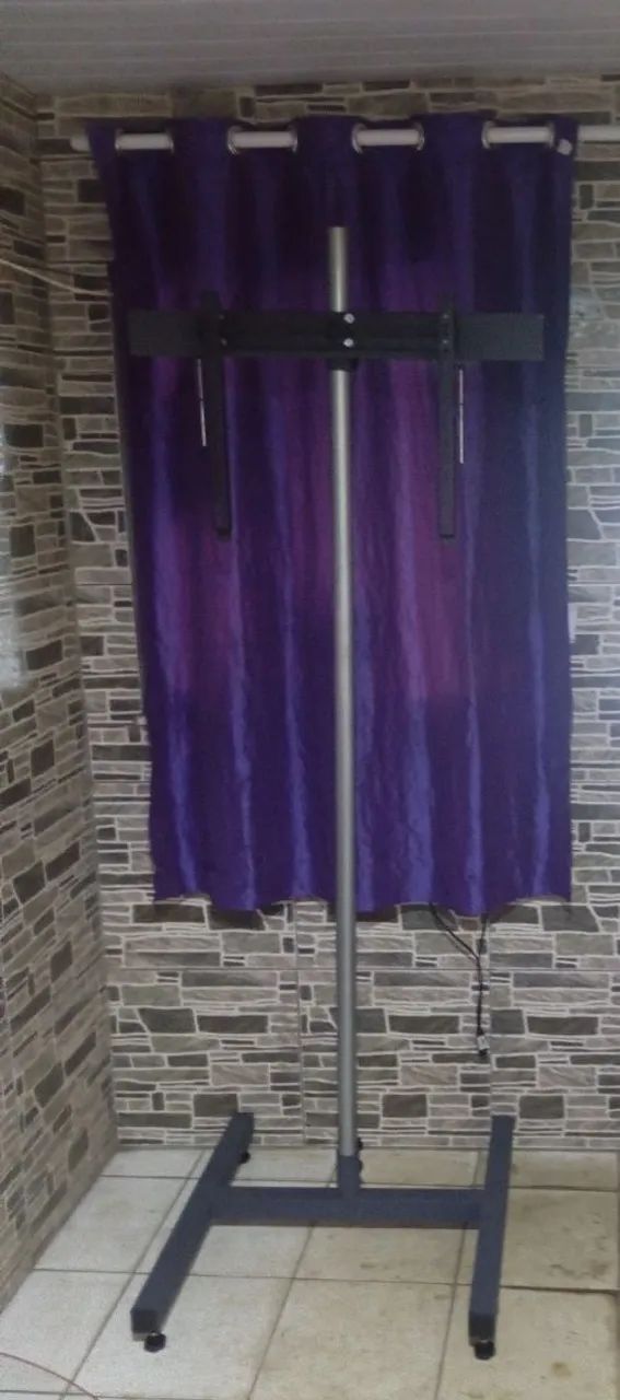 SUPORTE PARA TV MODELO PEDESTAL REGULÁVEL PARÁ EVENTOS/POUSADA/HOTEL DE 32 A 55 POLEGADAS 