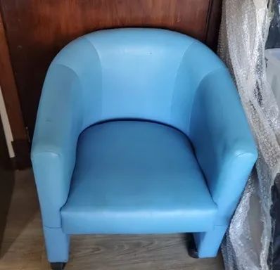 Poltrona em courinho azul com pés - Foto 2