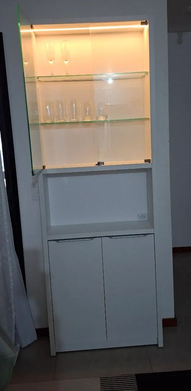 Cristaleira planejada em MDF com LED - excelente estado