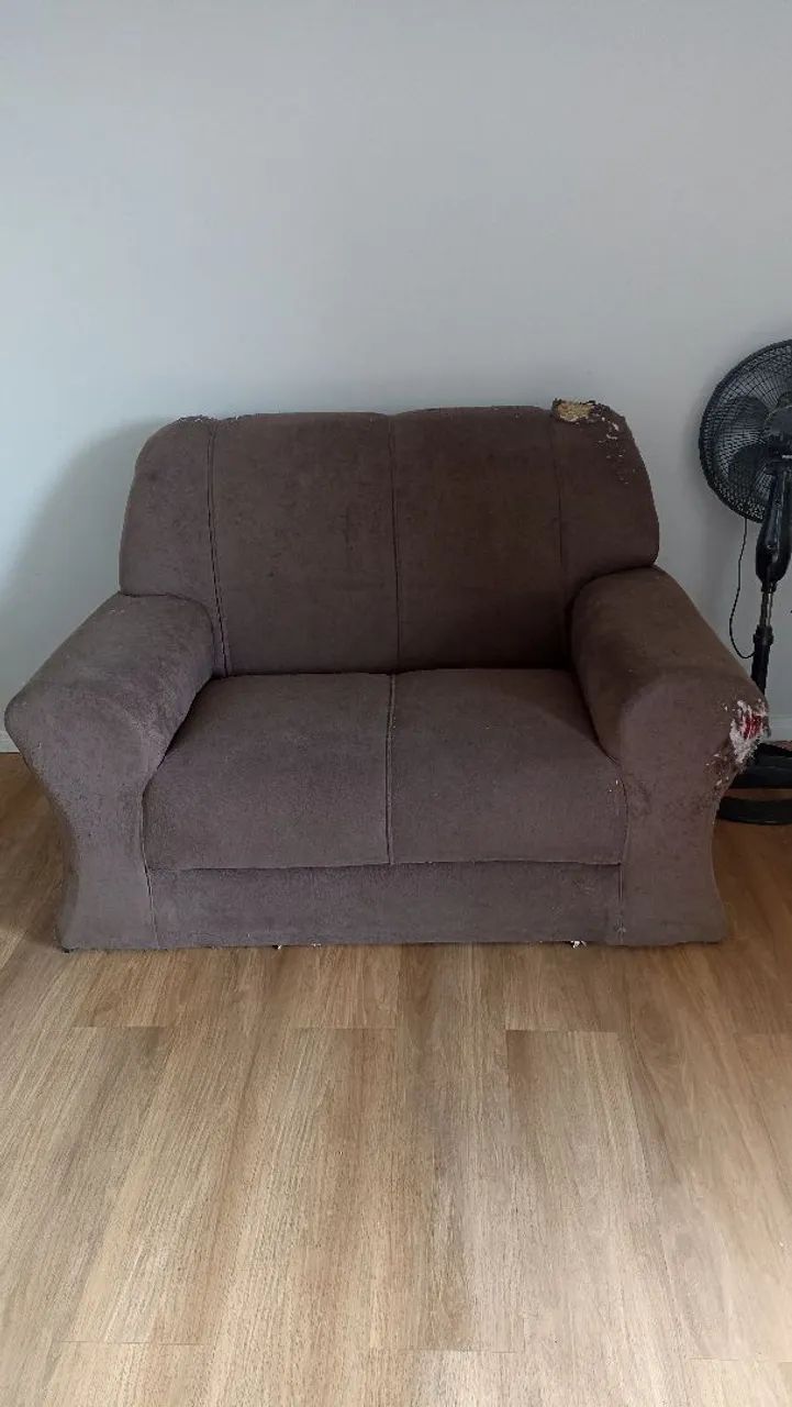 DOAÇÃO - SOFÁ COM AVARIA DE CUPIM