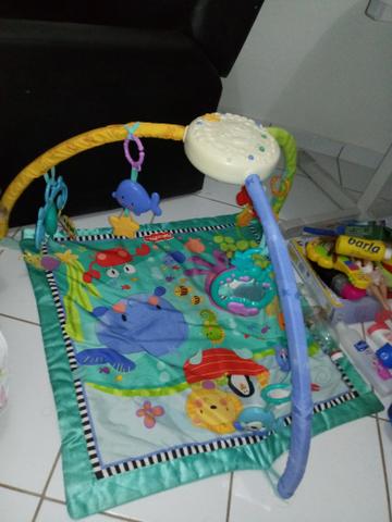 Vende se ou troca se tapete interativo da Fisher price toca musica e acende luzes - Foto 5
