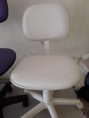 Cadeira secretaria na cor branca