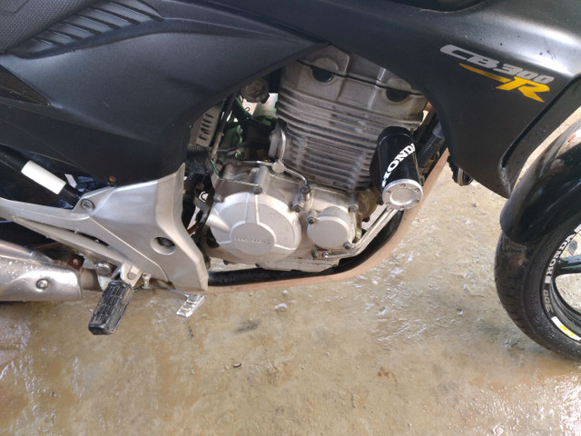 Cb300 bem conservada vando e troco por xre - Foto 2