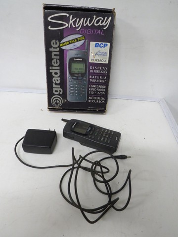 lote de celulares antigos na caixa - Foto 6