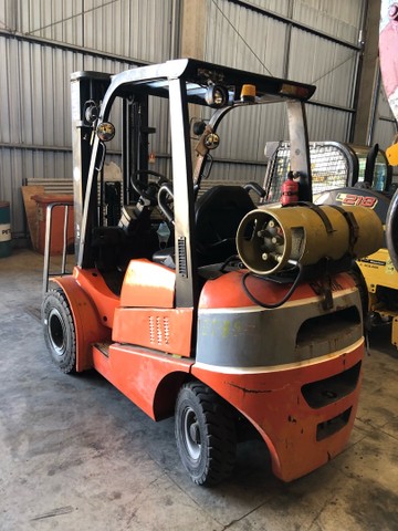 Empilhadeira Clarck 2,5T glp 2012 - Foto 5